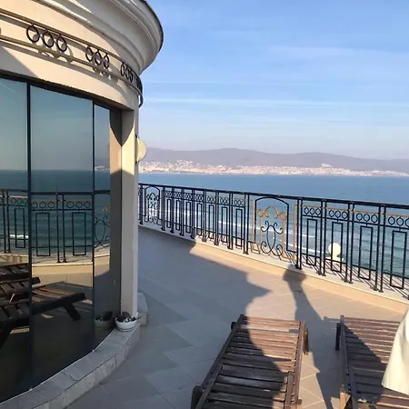 Penthouse Happy Moments Апартамент
