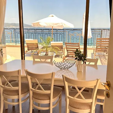 Penthouse Happy Moments * סאני ביץ'