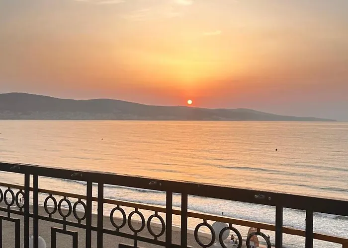 Апартамент Penthouse Happy Moments *